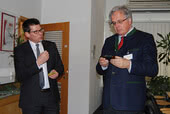 Thomas Guglhör (stânga), directorul general al ept, îi explică președintelui guvernului regional Christoph Hillenbrand domeniile de aplicare ale conectorilor