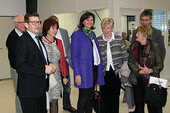 Directorul general Thomas Guglhör, prefecta Maria Rita Zinnecker, deputata în parlamentul regional Angelika Schorer, vicepreședinta consiliului districtual Ursula Lax și primarul localității Halblech, Johann Gschwill, în timpul vizitei la sediul firmei ept GmbH dinBuching